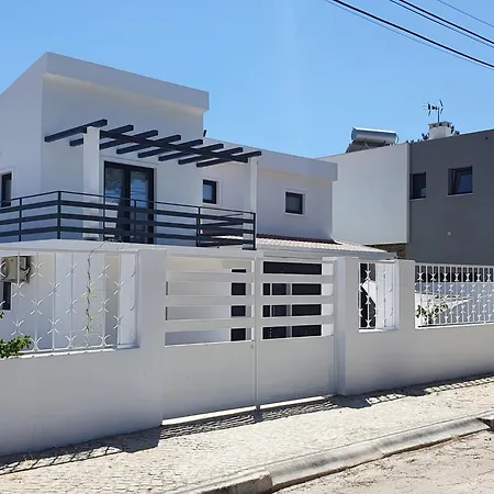 Aroeira House *